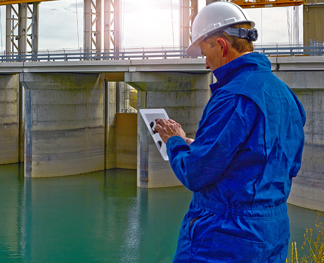 Field worker using iPad for Instant communication, tracking and workforce management